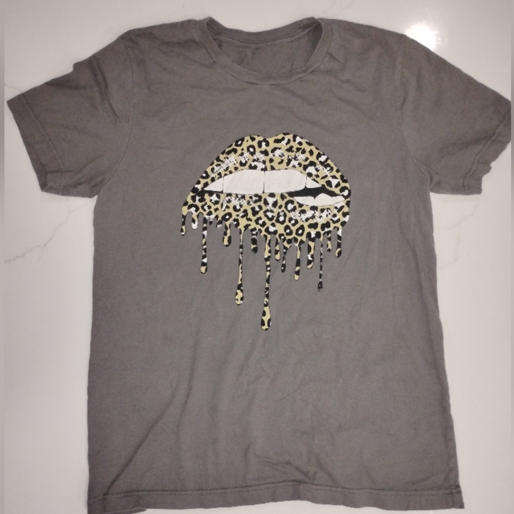 Gray Graphic T-Shirt with Leopard Print Design